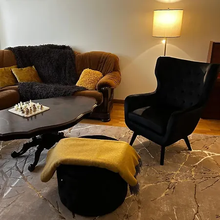 Boutique 4-bedroom Flat Apartment *
